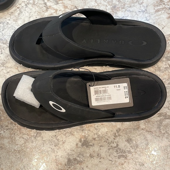 Oakley Super Coil Sandal 2.0, black with white “O”. Size 8, 10, 11 (2 pair). Men - Picture 5 of 7